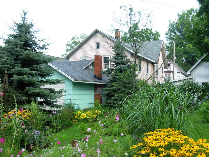 A particularly impressive backyard from the street.  Most of the houses had some kind of flower garden in front of the house and on the sides and rear.